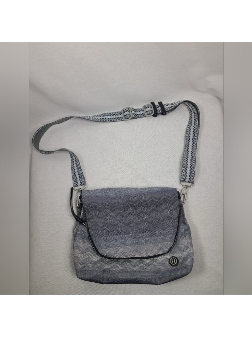 LULULEMON PARTY OM BAG GRADIENT ZIGZAG GRAY festival bag cross body purse RARE